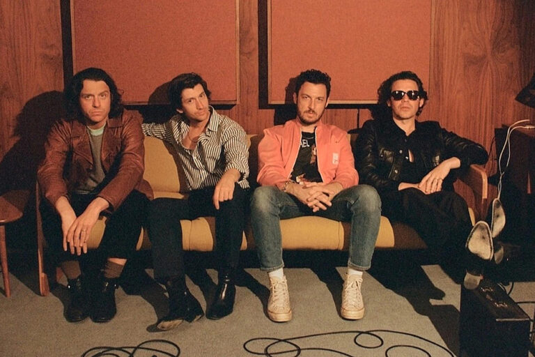 Arctic Monkeys llegara a México estrenando nuevo álbum «The Car»